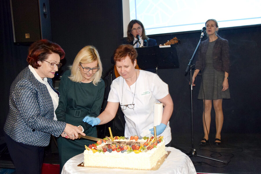Dyrektor Domu wraz z byłą Dyrektor DPS-u rozkrawa jubileuszowy tort