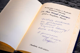 Wpis Ambasadora Ukrainy do księgi pamiątkowej 
