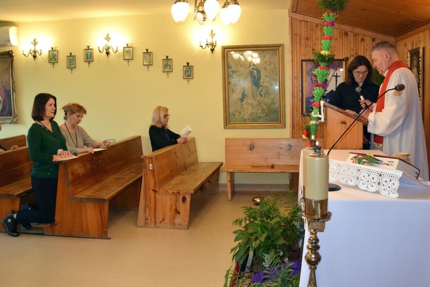 Uczestnicy nabożeństwa w domowej kaplicy