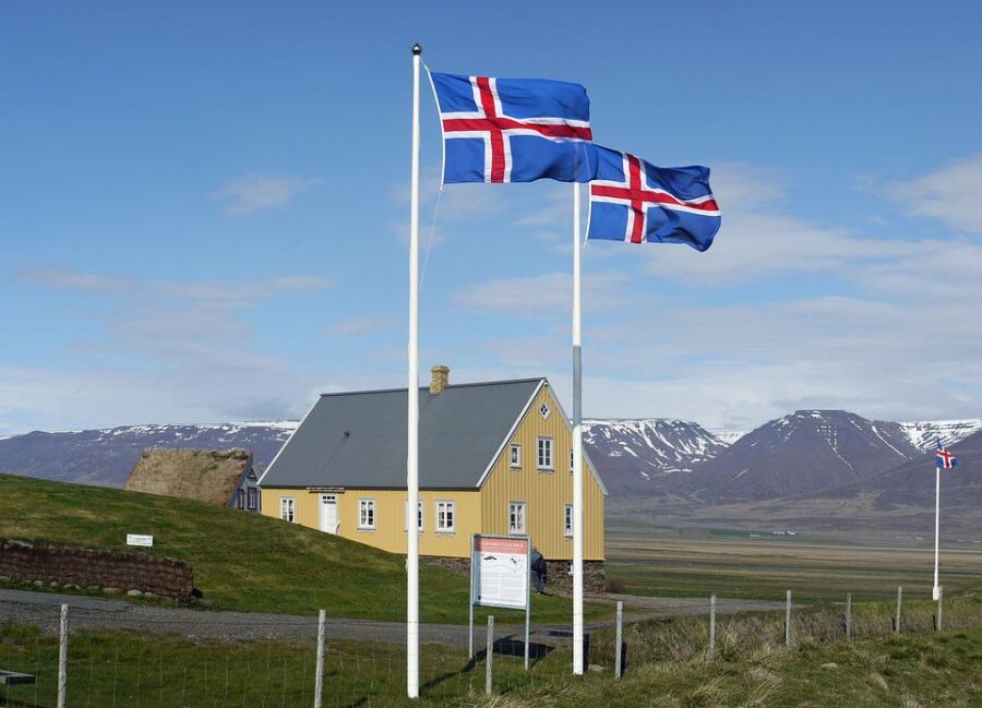 Flagi Islandii na tle krajobrazu kraju