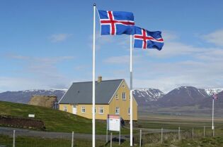 Flagi Islandii na tle krajobrazu kraju