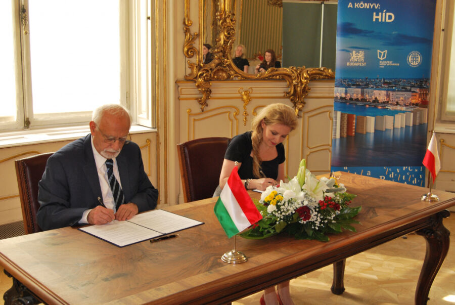 Podpisanie umowy z biblioteką w Budapeszcie