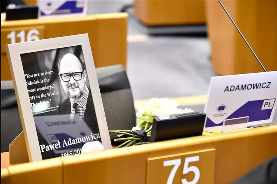 Miejsce Pawła Adamowicza w siedzibie Europejskiego Komitetu Regionów przyozdobione po jego śmierci