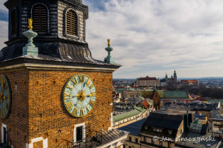 wieża ratuszowa niebo powietrze chmury zabytki czas zegar dron logo900. Fot. Jan Graczyński