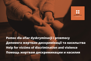 Grafika do artykułu o pomocy ofiarom przemocy i dyskryminacji. W tle widok dwóch osób trzymających się za ręce w pocieszającym geście. Napis: pomocy ofiarom przemocy i dyskryminacji.