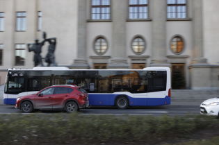 Autobus na Alejach Trzech Wieszczów. Fot. Zarząd Transportu Publicznego w Krakowie