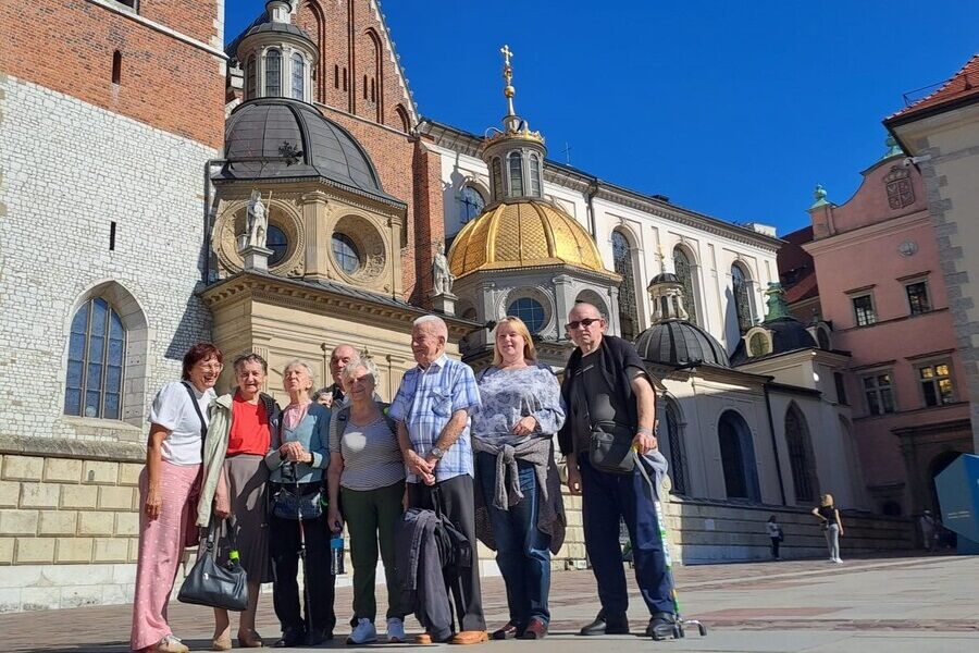 Grupa uczestników stoi przed katedrą wawelską