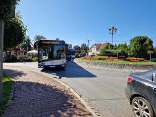 Autobus przegubowy w Niepołomicach. Fot. Zarząd Transportu Publicznego w Krakowie