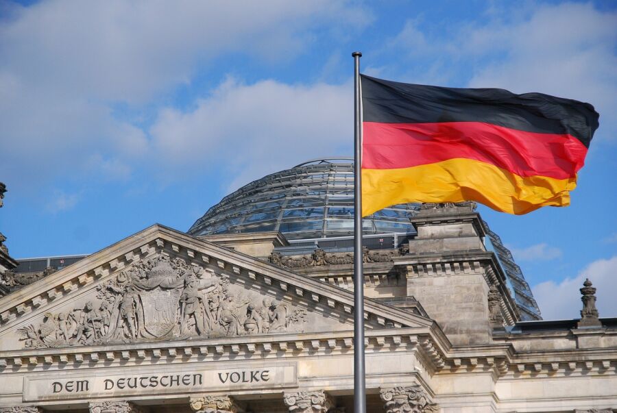 Flaga Niemiec na tle parlamentu 