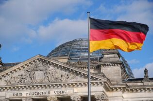 Flaga Niemiec na tle parlamentu . Fot. pixabay.com