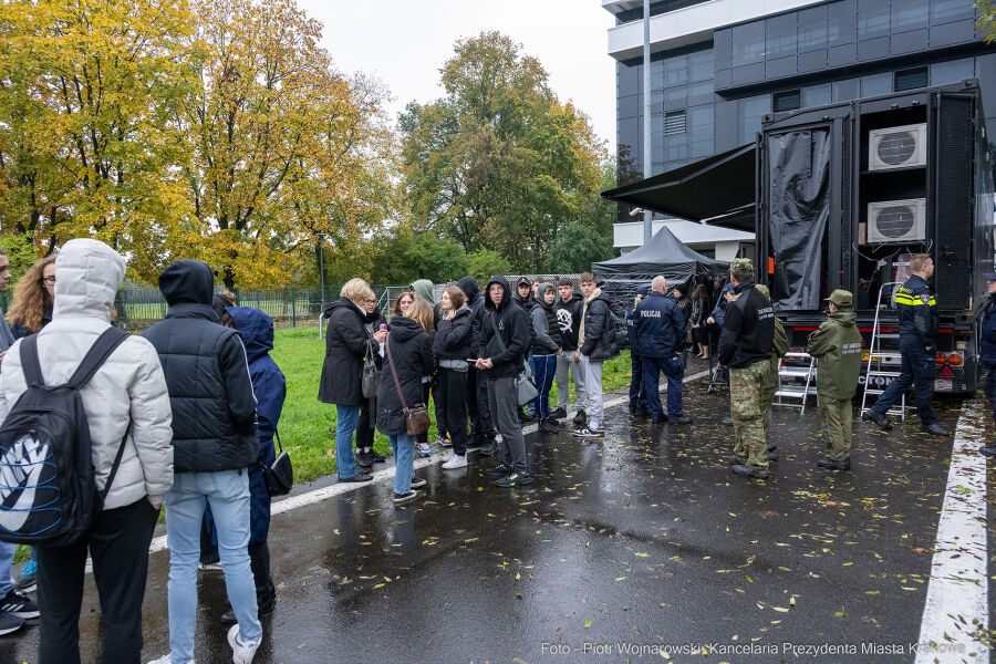 młodzież na inauguracji projektu Escapetruck w Krakowie 25.10.23