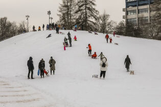 Zima, park Jorana, sanki, śnieg. Fot. Bogusław Świerzowski/Krakow.pl