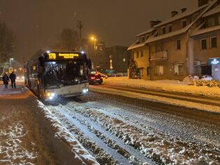 Śnieg nadal sypie - trudna sytuacja na drogach. Fot. Maciej Grzyb