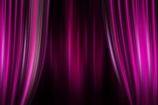 Grafika przedstawia fioletową kurtynę w teatrze. 