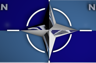 Grafika przedstawia logo NATO.
