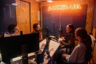 Wolontariusze w radiu JazzKultura. Fot. Klaudia Krupa