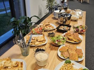 Iftar w Centrum Wielokulturowym w Krakowie - potrawy przygotowane przez stażystkę z Kosowa - Albionę