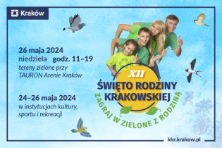 Zdjęcie przedstawiające uśmiechniętą rodzinę na niebieskim tle w otoczeniu ptaków i napis: XII Święto Rodziny Krakowskiej - zagraj w zielone z rodziną