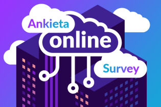 Napis Ankieta online Survey w chmurkach na tle wieżowca