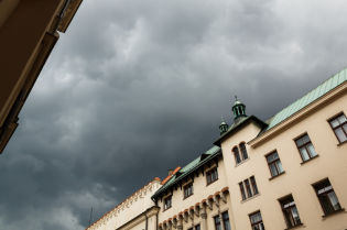 Chmury nad centrum Krakowa. Fot. Tomasz Stankiewicz / krakow.pl