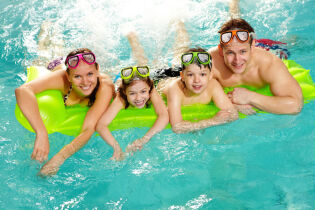 rodzinne pływanie dla dzieci w wieku od 5 do 16 lat. Fot. Krakowska Karta Rodzinna