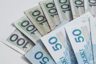 złotówki pieniądze finanse banknoty. Fot. pixabay.com