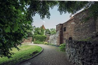 Uroczy zakątek z widokiem na basztę w poblizu Zamku Żupnego, fot. D. Kołakowski. Fot. fot. D. Kołakowski