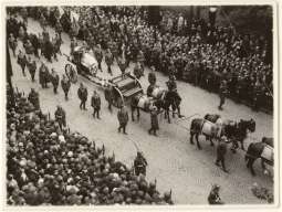 Kondukt pogrzebowy Józefa Piłsudskiego na ul. Basztowej