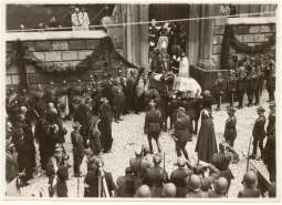 Kondukt pogrzebowy Józefa Piłsudskiego przed wejściem do katedry na Wawelu