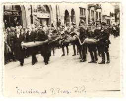 Pogrzeb Józefa Piłsudskiego - delegacja z wieńcem od prezydenta RP Ignacego Mościckiego