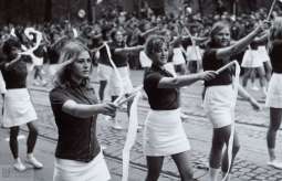 2)	Młodzież w trakcie pochodu pierwszomajowego w Krakowie