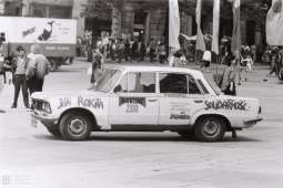 4)	Samochód oklejony hasłami wyborczym