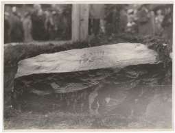 Kamień pamiątkowy złożony u podnóża masztu na Sowińcu