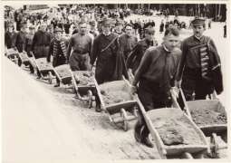 Członkowie „Sokoła” uczestniczący w budowie Kopca im. Marszałka Józefa Piłsudskiego