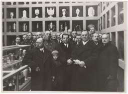 Uroczystość otwarcia wystawy urn w odwachu przy wieży Ratuszowe