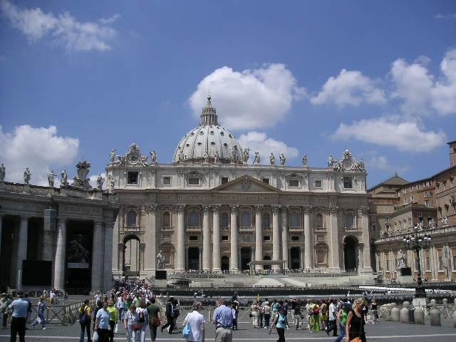 St._Peter's_Basilica_Facade,_Rome,_June_2004.jpg