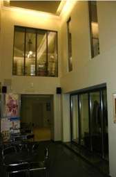    Atrium – recepcja z kawiarnią wewnątrz-uczelnianą  