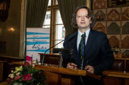 Ryszard Koziołek odebrał Nagrodę im. Kazimierza Wyki