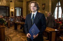 Ryszard Koziołek odebrał Nagrodę im. Kazimierza Wyki