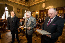 Ryszard Koziołek odebrał Nagrodę im. Kazimierza Wyki