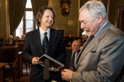 Ryszard Koziołek odebrał Nagrodę im. Kazimierza Wyki