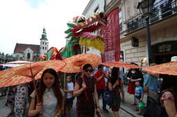 Parada smoków przeszła ulicami Starego Miasta