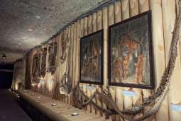 01_fragment stałej ekspozycji muzeum żup krakowskich wieliczka z obrazami alfonsa długosza, fot.