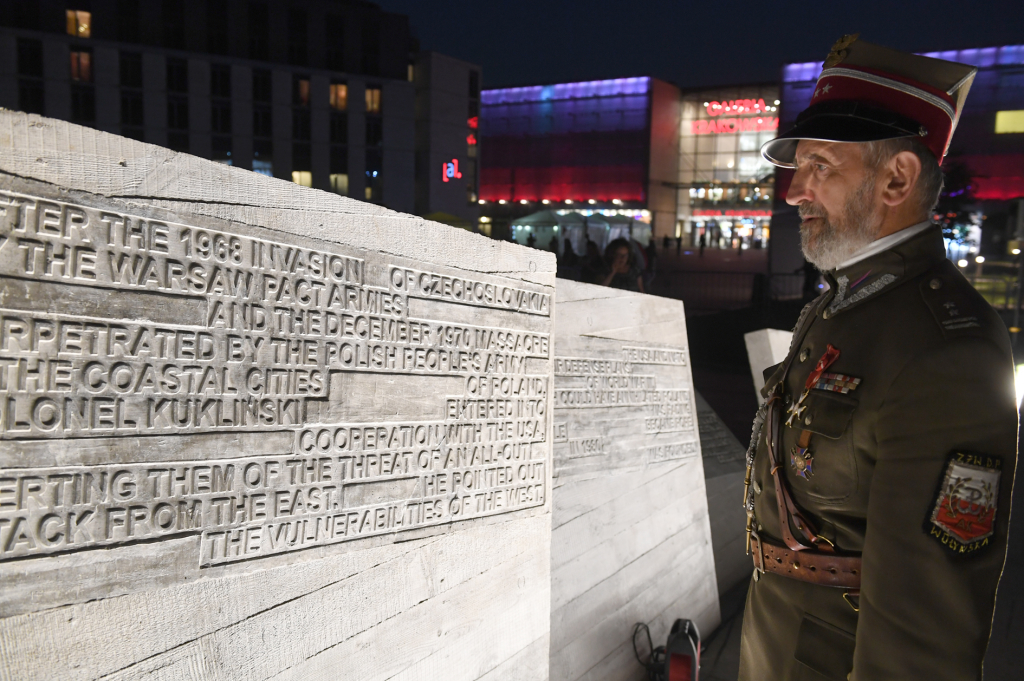 dsc_3081 copy.jpg-pomnik Ryszard Kukliński  Autor: W. Majka