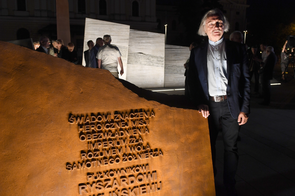 dsc_3126 copy.jpg-pomnik Ryszard Kukliński  Autor: W. Majka