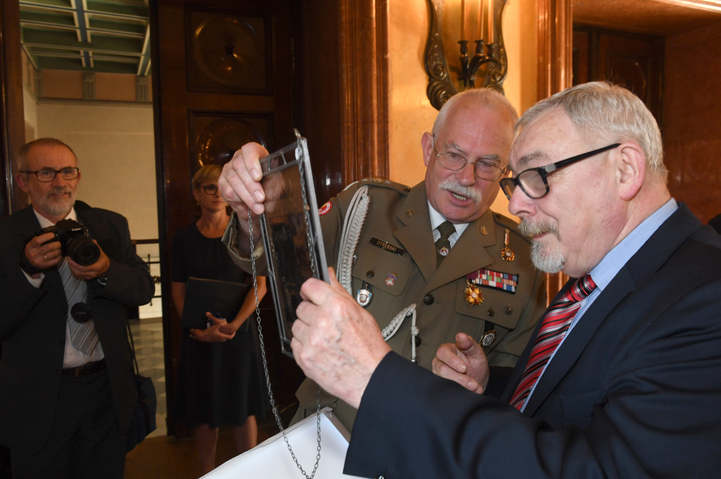 dsc_2715 copy.jpg-Honoris Gratia  Autor: W. Majka