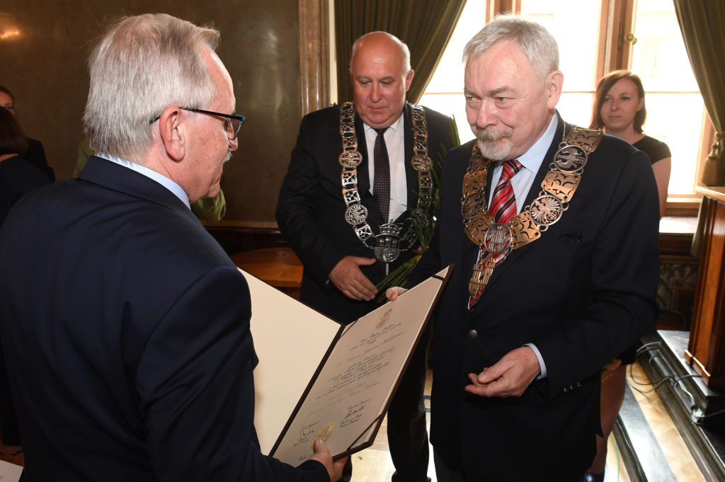 dsc_3349 copy.jpg-Honorowe Obywatelstwo Biserce Rajčić Januszowi Skalskiemu  Autor: W. Majka