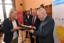 dsc_6124 copy.jpg-Uroczyste wręczenie tytułu „Filantrop Krakowa A. D. 2017”