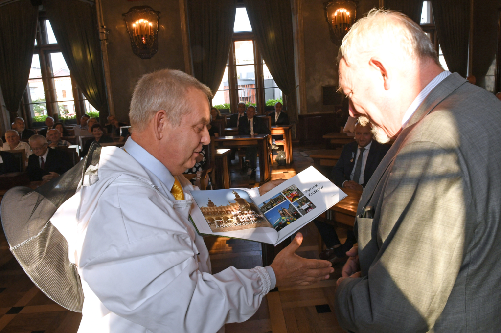 dsc_1374.jpg-Miodobranie  Autor: W. Majka