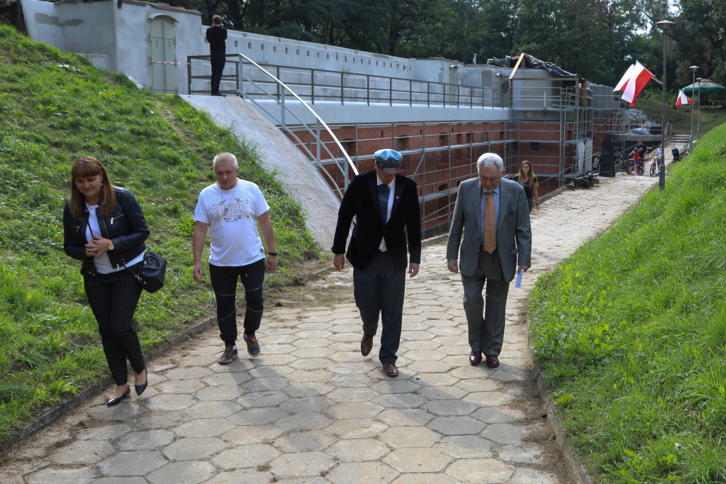 bs-08 września 2018-img_4034.jpg-Piłsudski,pomnik,Swoszowice,Majchrowski,Uroczystość  Autor: B. Świerzowski